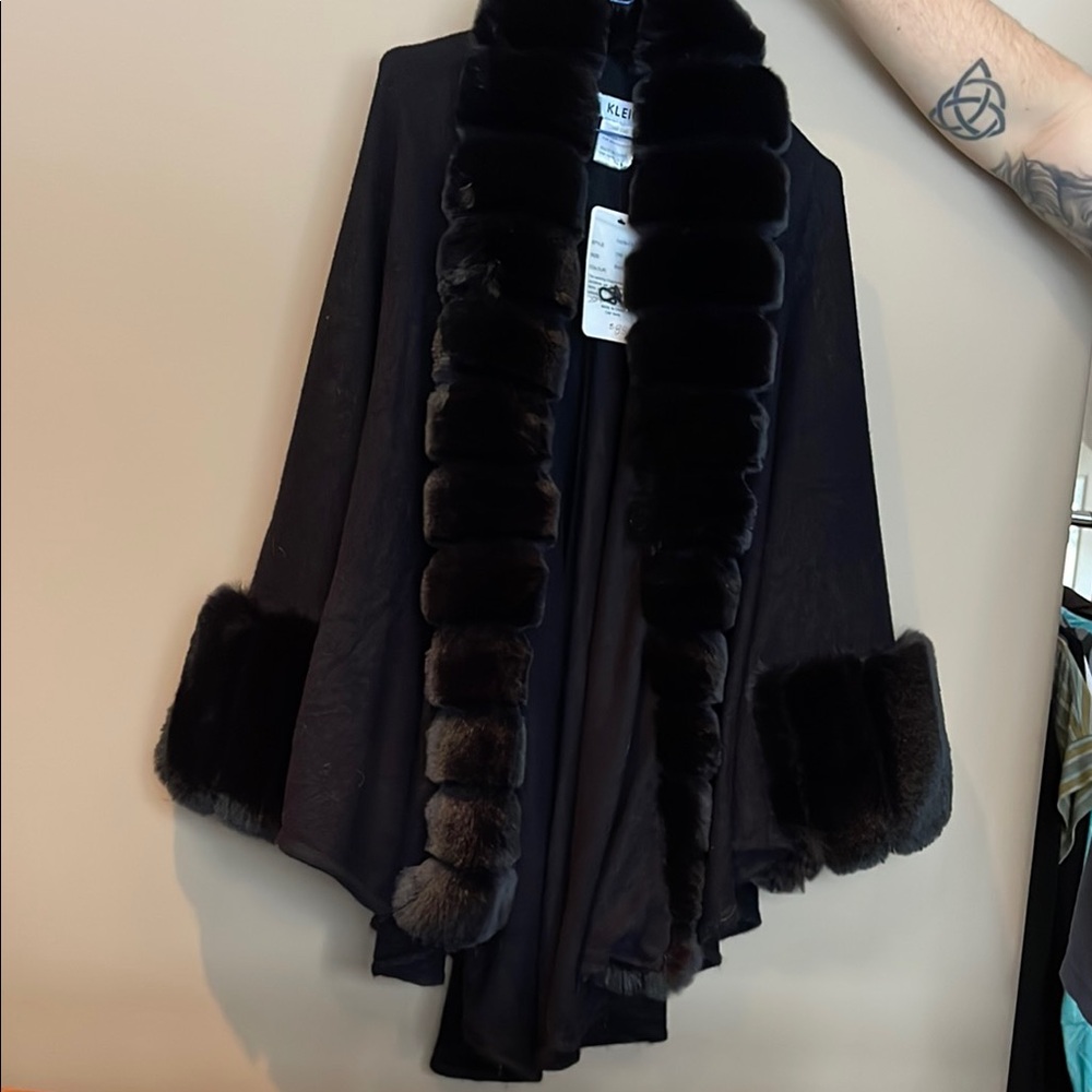 Elegant Black Faux Fur Trim Cape